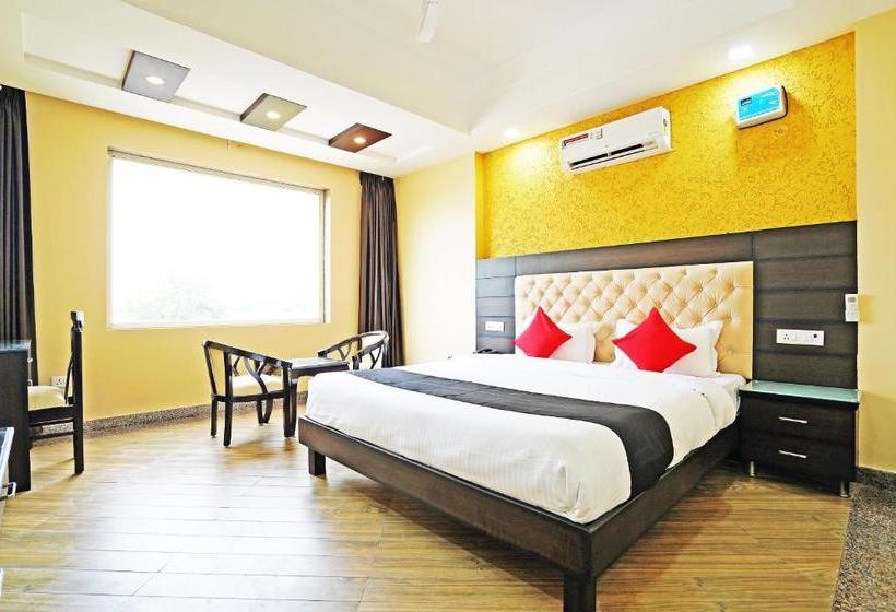 Capital O 49078 Hotel Chinar