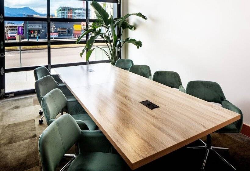 هتل Kinship Landing