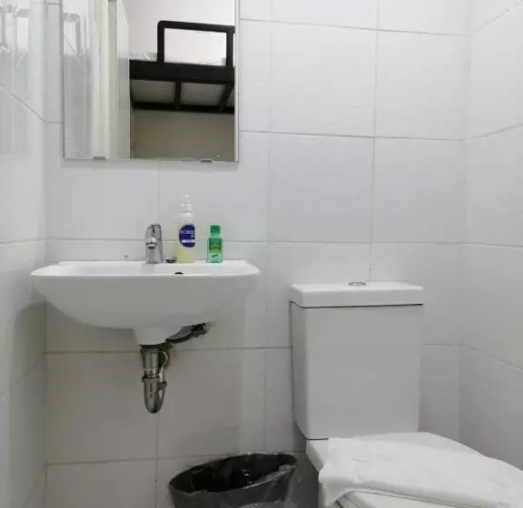 هتل Oyo 699 Forbes Hall