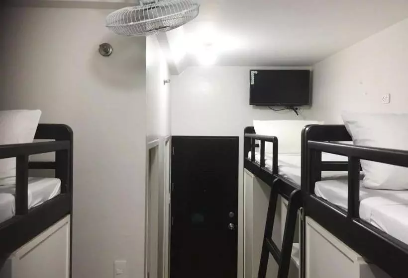 هتل Oyo 699 Forbes Hall