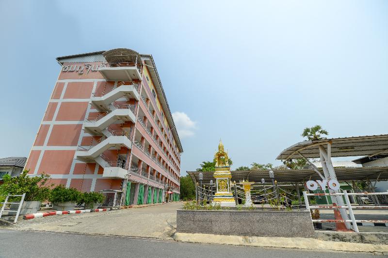 هتل Oyo 762 Chompoo