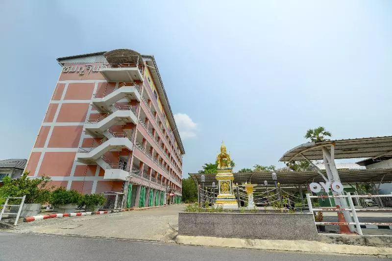 هتل Oyo 762 Chompoo