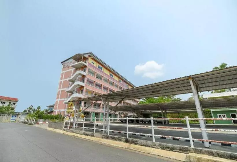 هتل Oyo 762 Chompoo