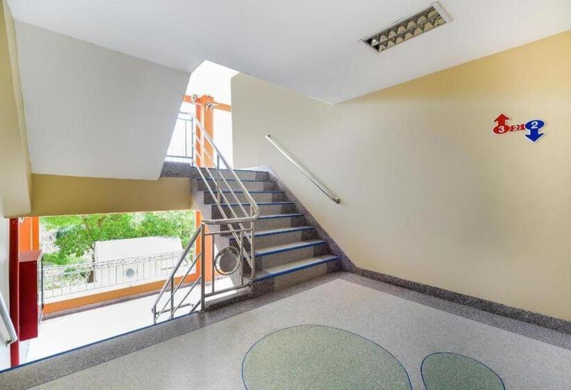 هتل Oyo 762 Chompoo