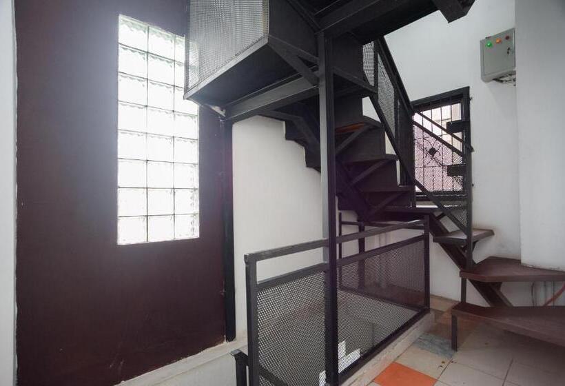 ホテル Reddoorz At Jalan Bangau Palembang