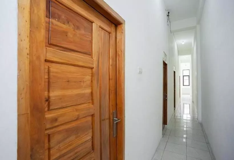 ホテル Reddoorz At Jalan Bangau Palembang