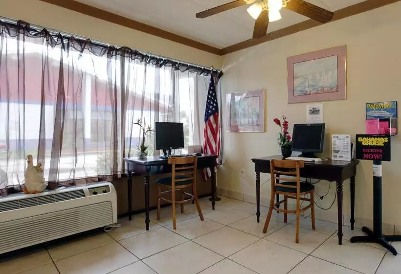 ホテル Americas Best Value Inn & Suites Melbourne