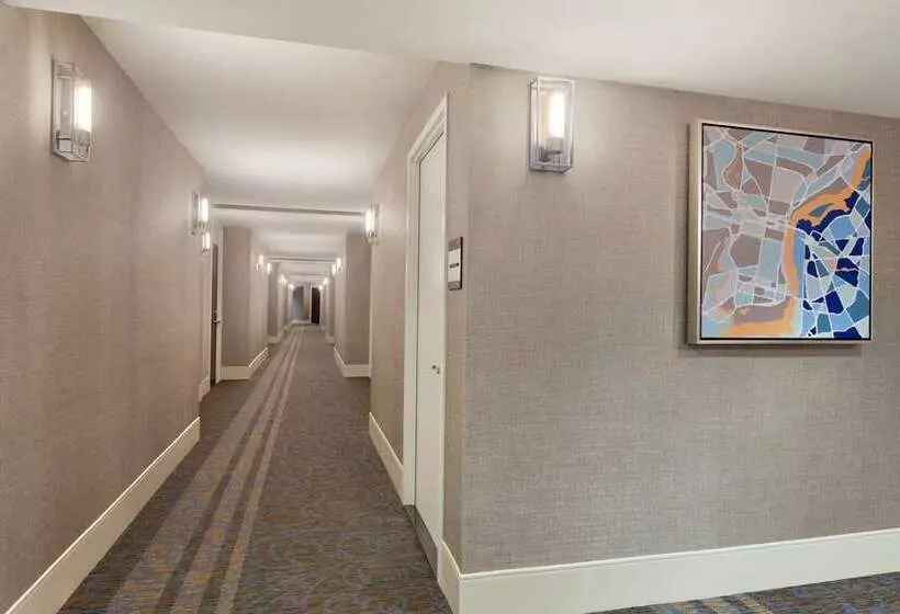 هتل Hilton Philadelphia City Avenue