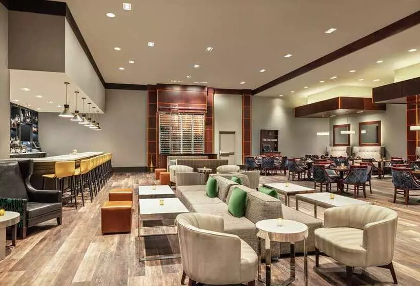 هتل Hilton Philadelphia City Avenue