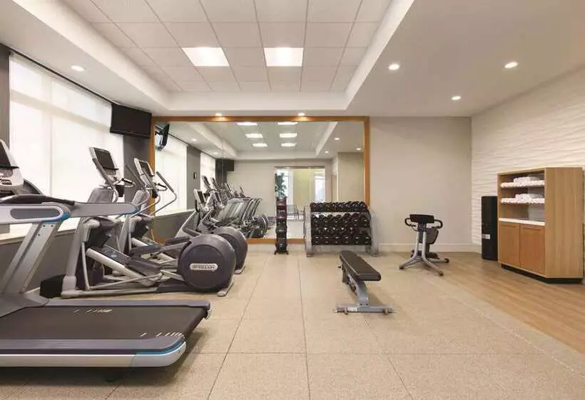 هتل Hilton Philadelphia City Avenue