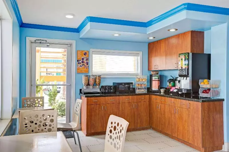 Отель Howard Johnson By Wyndham Galveston