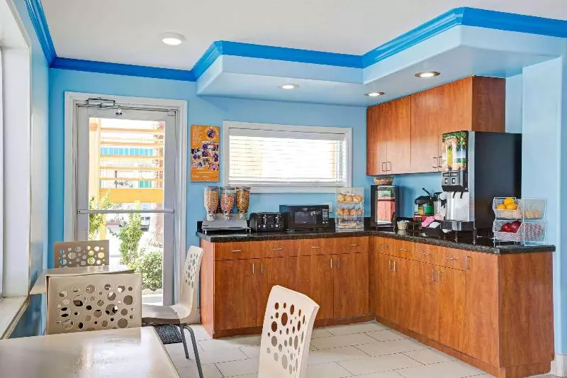 Отель Howard Johnson By Wyndham Galveston