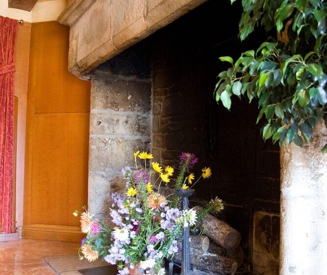 فندق Logis Hôtels   Hôtel Et Restaurant Le Lion D Or