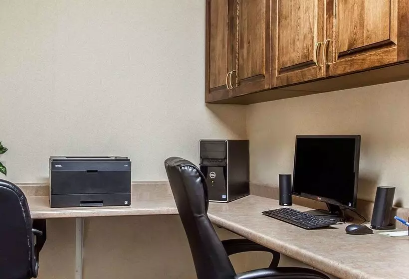 Отель Quality Inn & Suites Fort Madison Near Hwy 61