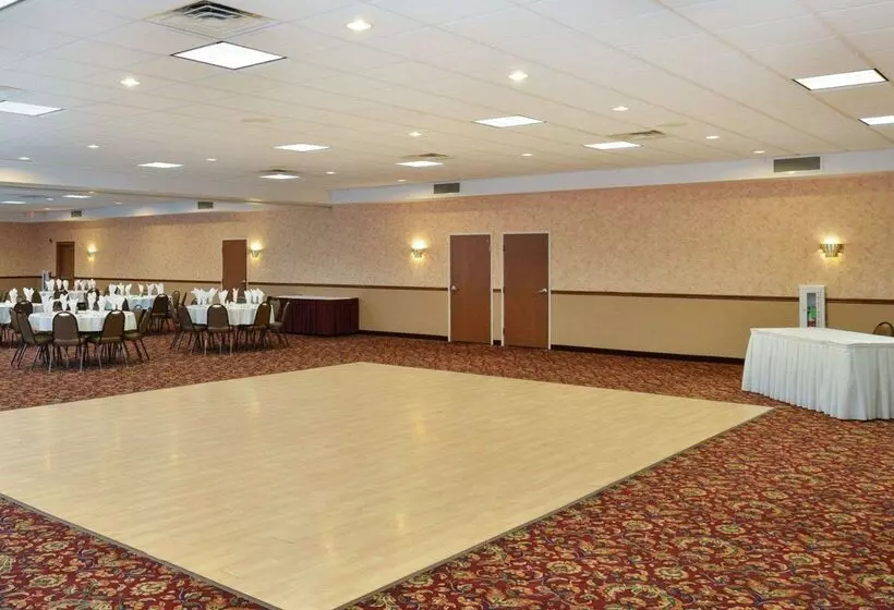 Отель Quality Inn & Suites Fort Madison Near Hwy 61