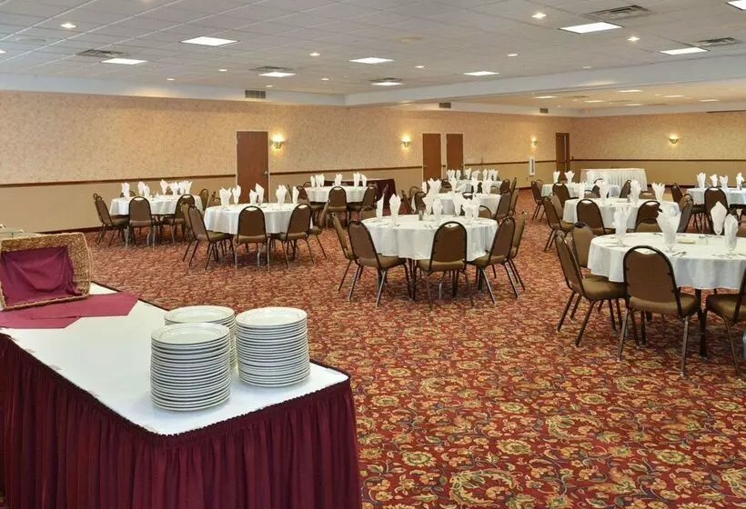 Отель Quality Inn & Suites Fort Madison Near Hwy 61