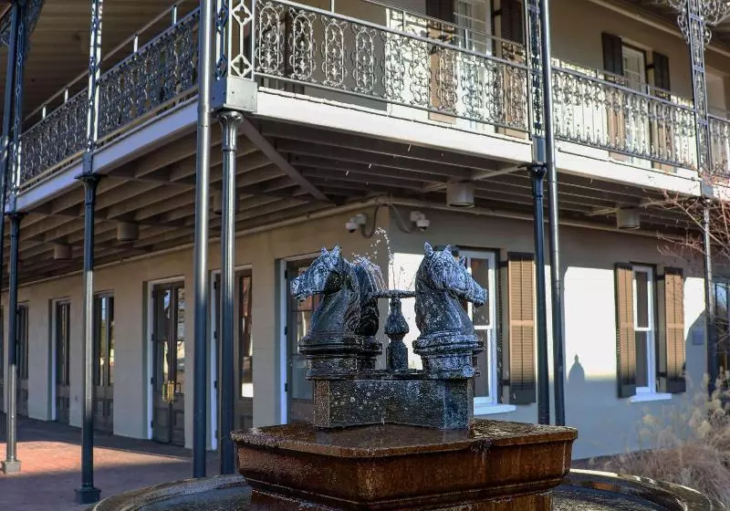 בית מלון כפרי The St. James