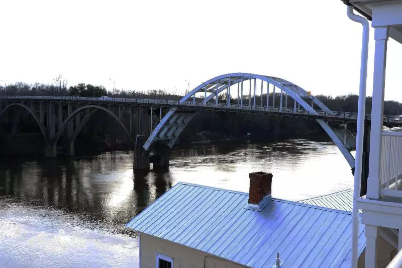 בית מלון כפרי The St. James