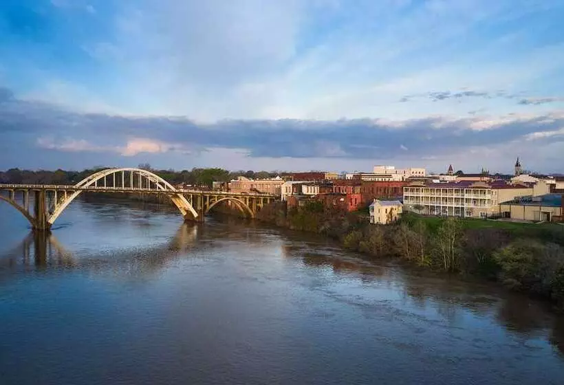 בית מלון כפרי The St. James