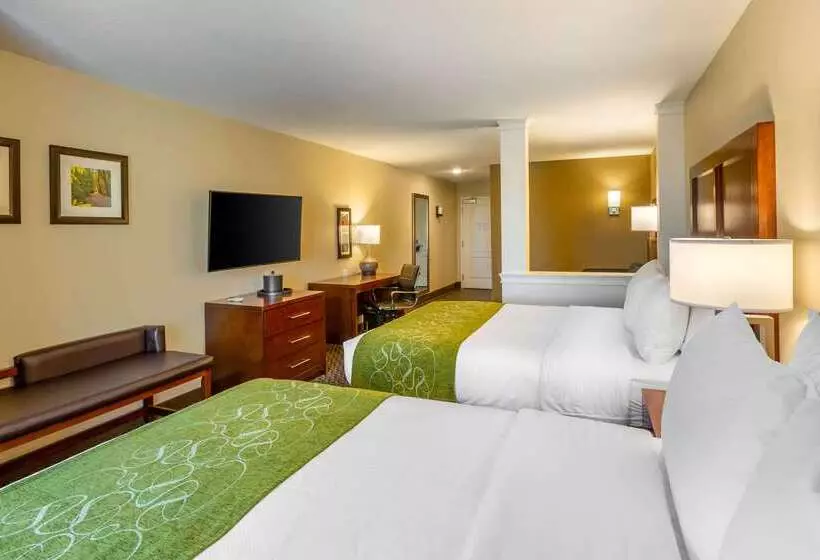 Отель Comfort Inn & Suites Logan Near University