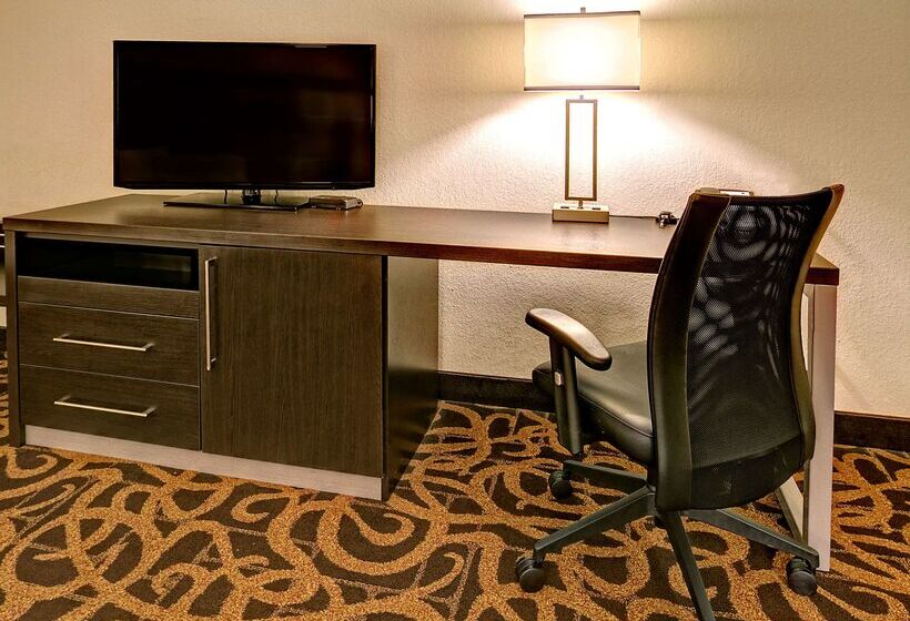 هتل Hampton Inn Midland