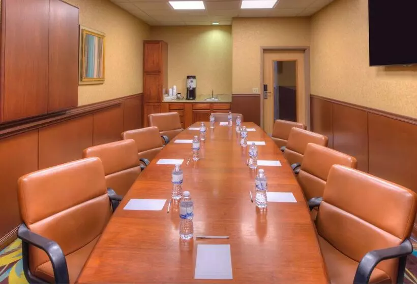 Отель Hampton Inn & Suites Ontario