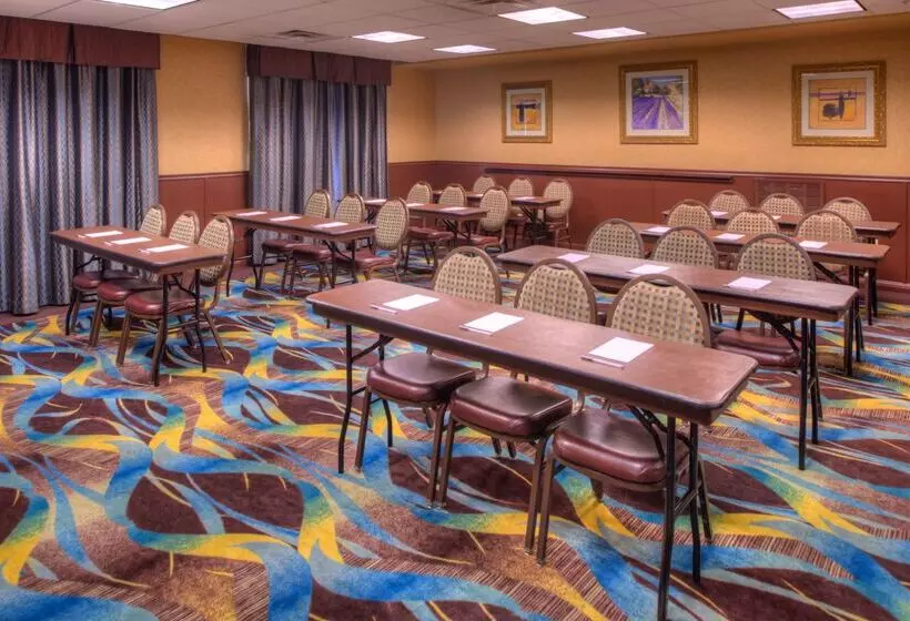 Отель Hampton Inn & Suites Ontario