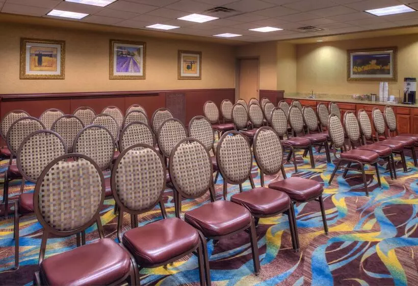 Отель Hampton Inn & Suites Ontario