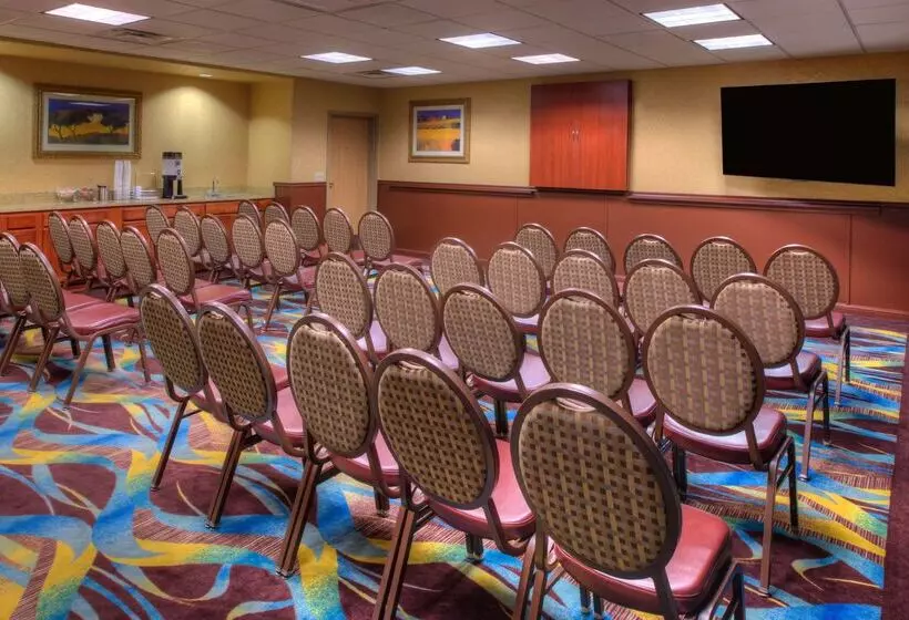 Отель Hampton Inn & Suites Ontario