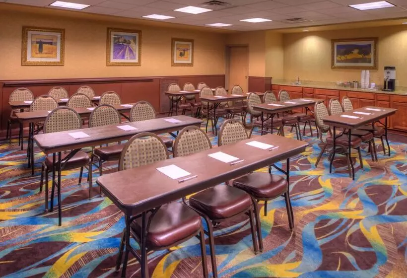 Отель Hampton Inn & Suites Ontario