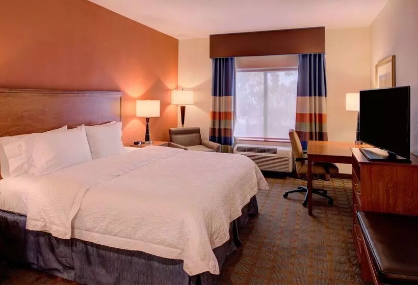Отель Hampton Inn & Suites Ontario