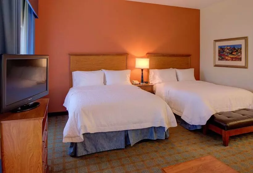 Отель Hampton Inn & Suites Ontario