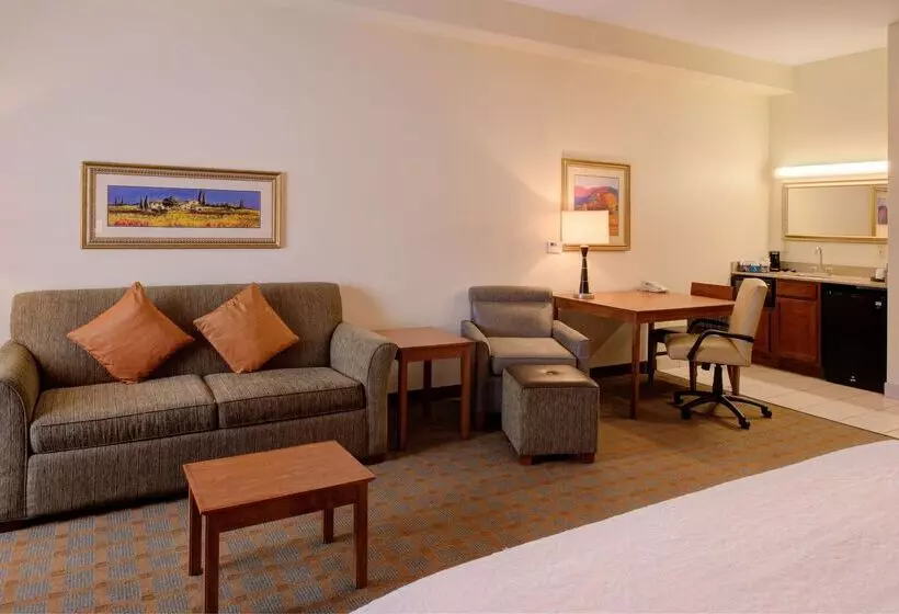 Отель Hampton Inn & Suites Ontario