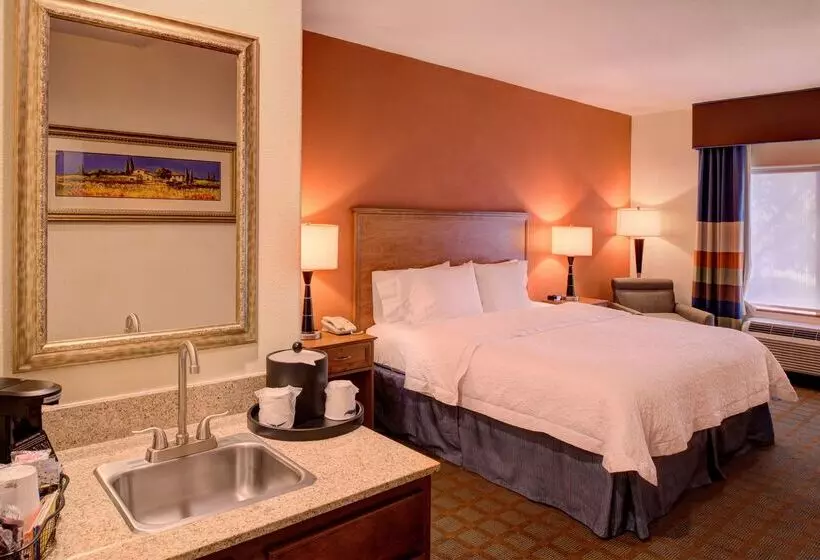 Отель Hampton Inn & Suites Ontario