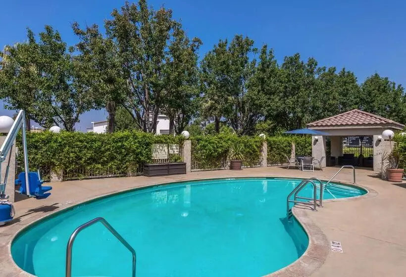 Отель Hampton Inn & Suites Ontario