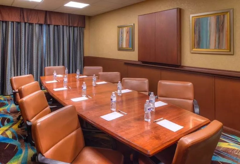 Отель Hampton Inn & Suites Ontario