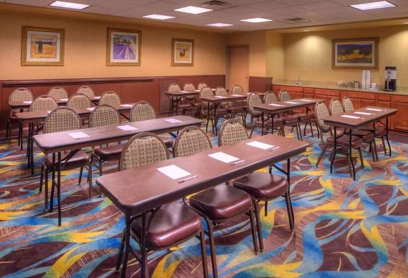 Отель Hampton Inn & Suites Ontario