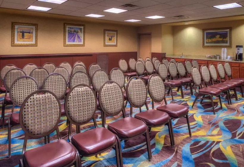 Отель Hampton Inn & Suites Ontario