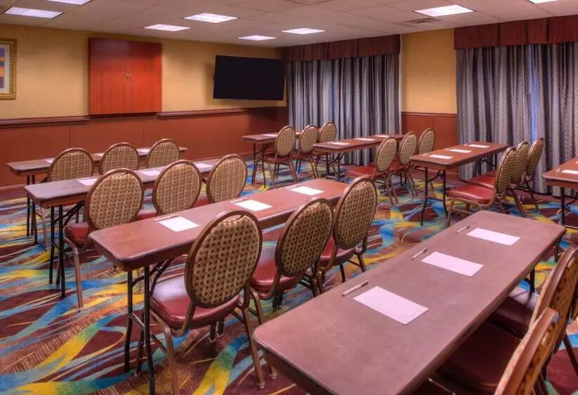 Отель Hampton Inn & Suites Ontario