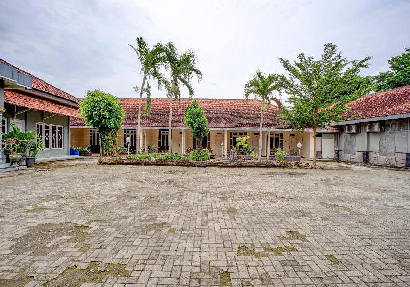 酒店 Oyo 3915 Remaja Pacitan