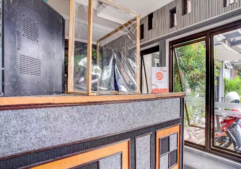 ホテル Oyo 3915  Remaja Pacitan