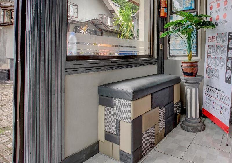 酒店 Oyo 3915 Remaja Pacitan