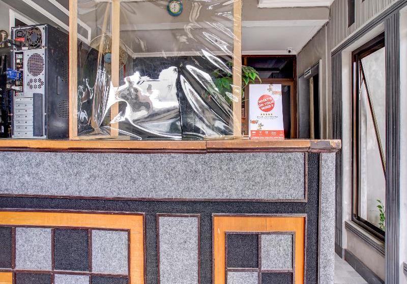 酒店 Oyo 3915 Remaja Pacitan