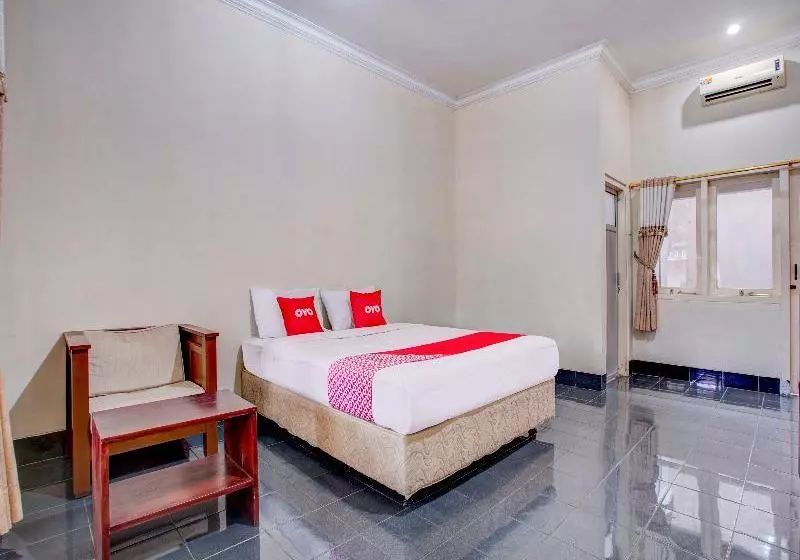 ホテル Oyo 3915  Remaja Pacitan