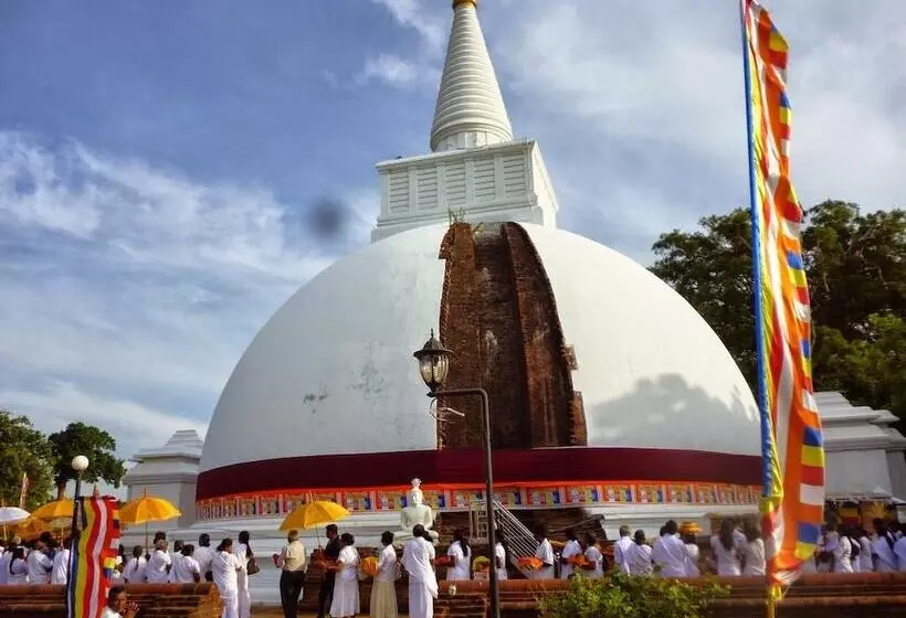 Hotelli The Senaro Holiday Inn