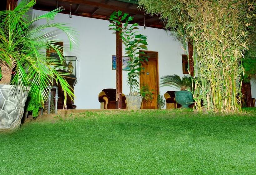 ホテル The Senaro Holiday Inn