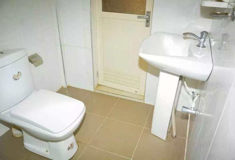 Hotelli The Senaro Holiday Inn