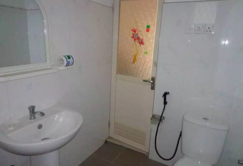 Hotelli The Senaro Holiday Inn