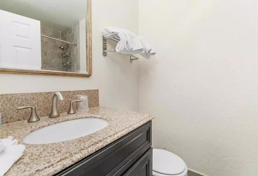 Отель Big Bear Lake Front Lodge