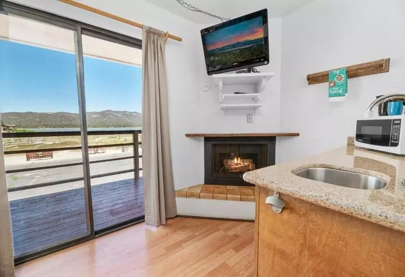 Отель Big Bear Lake Front Lodge